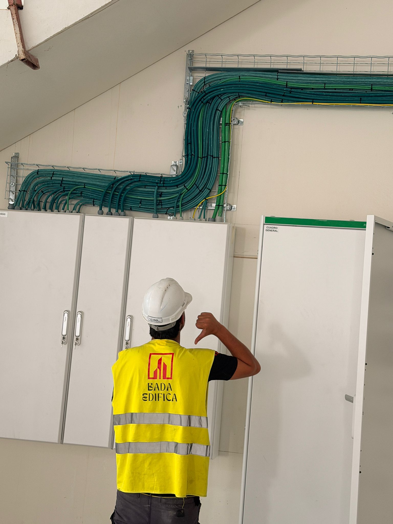 Reforma completa de baño con fontanería moderna en Barcelona